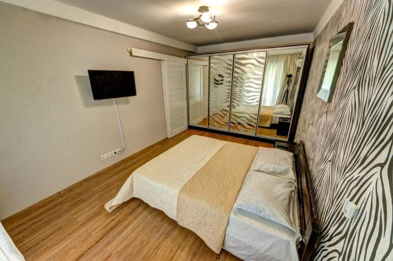 Excellent Apartment Druzhby Narodov Boulevard 3A. Lybedskaya Metro Station Kyiv Exterior photo